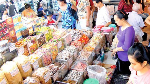 Dân eo hẹp chi tiêu, hàng Tết khó... sốt giá