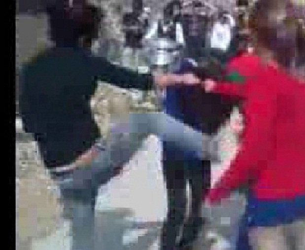 Đánh bạn bất tỉnh, nữ sinh hả hê