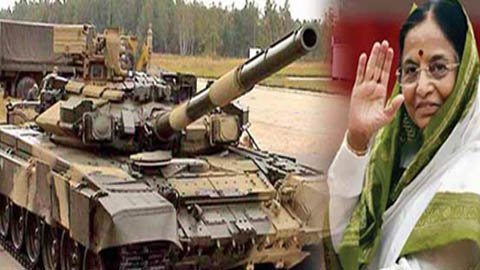 Xem nữ Tổng thống Ấn Độ ngồi xe tăng