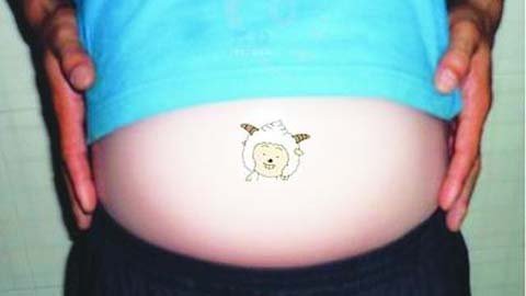 Thiếu nữ Trung Quốc rộ mốt đeo bụng bầu giả