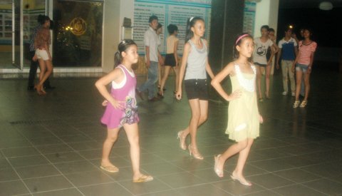 Lò luyện hoa hậu dạy chân dài phòng thân