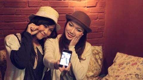 Bộ đôi hot teen rạng ngời xuống phố ngày đông