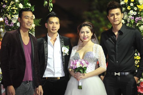 Lễ đính hôn lung linh của 