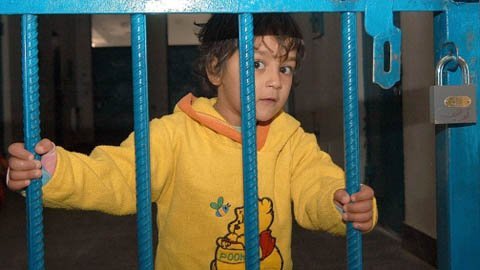 Những đứa trẻ chịu chung cảnh tù đày với mẹ