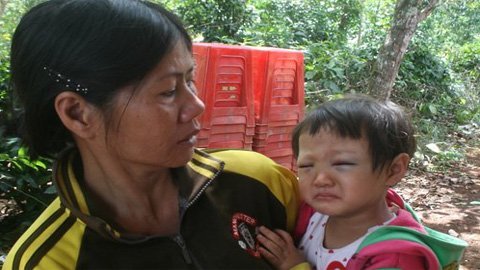 Trao tiền bạn đọc ủng hộ các hoàn cảnh khó khăn