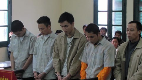 Dùng dao kiếm khống chế bảo vệ, cướp gỗ sưa