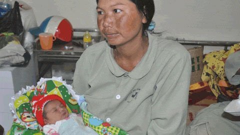 Hy hữu: Bệnh viện trao nhầm trẻ sơ sinh