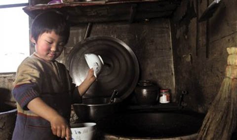 Bé 4 tuổi chăm sóc cha mẹ liệt giường