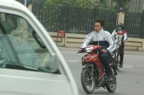 Vận động gia đình thuê xe ôm cho con tới trường