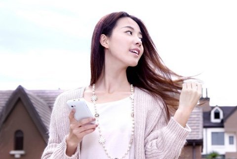 Bóng hồng xinh tươi bên smartphone