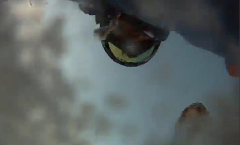 Cảnh quay ngạt thở khi bị chôn dưới 2m tuyết