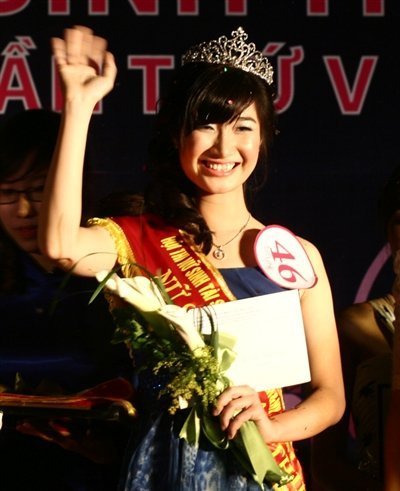 Hoa khôi Nhân văn khoe sắc