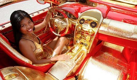 Cận cảnh siêu xe phủ vàng ròng, hồng ngọc