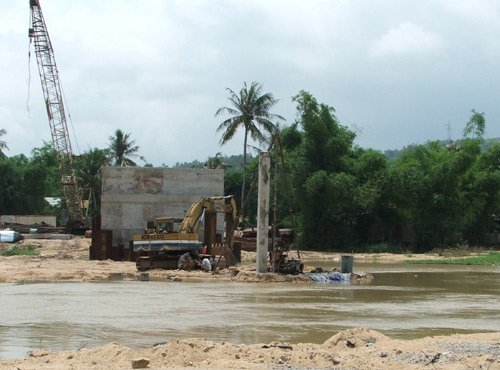 Chạy xe trên cầu…bị lũ cuốn trôi