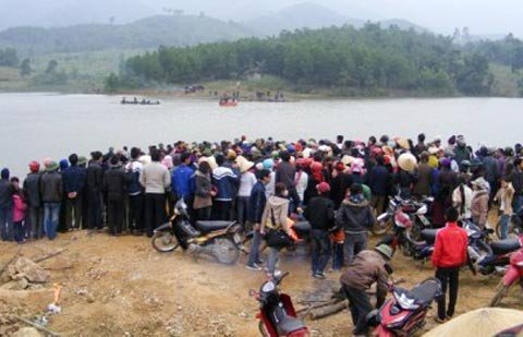 Lật thuyền, 2 vợ chồng chết thảm