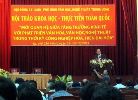 Dấu hỏi trên đường phát triển văn hóa