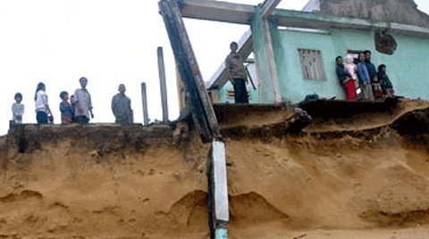 Hà bá phá nhà dân