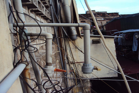 Ma trận “rắn nước” trong các khu tập thể