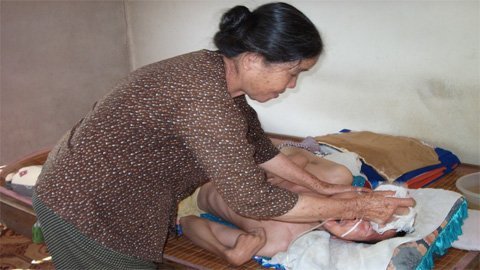 Bà lão nuôi con bệnh “nuôi” 35 triệu nợ lãi