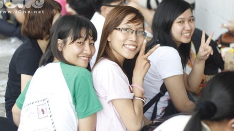 Xếp hàng 12 tiếng chờ ngắm thần tượng