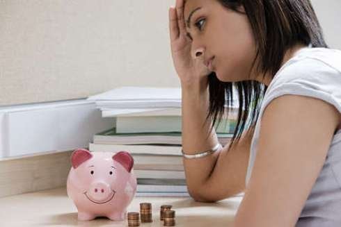 Trót cầm tiền của người đàn ông không phải chồng mình...