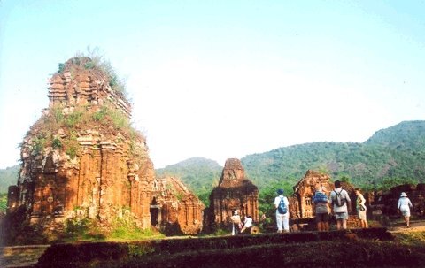 Hàng chục ngôi tháp ở Mỹ Sơn nguy cơ đổ sập