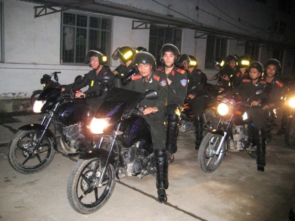 Đi đêm mà gặp Cảnh sát cơ động...