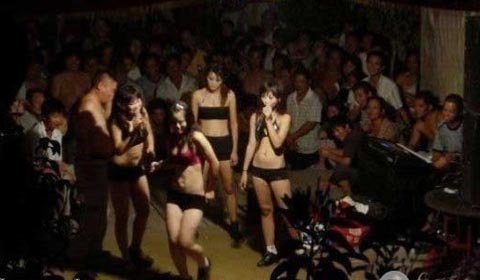 Ngồi tù vì thuê vũ nữ thoát y cho đám cưới