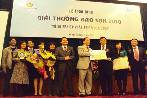 GS Mai Trọng Nhuận được trao giải Bảo Sơn 2010