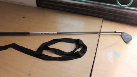 Người đàn ông bị bà chủ lột quần áo, hành hạ