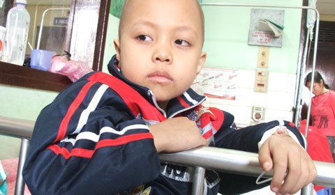 Truyền hóa chất, bé nói: cháu bị 