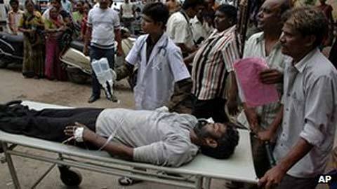 Ấn Độ: Hàng chục người chết vì ngộ độc rượu