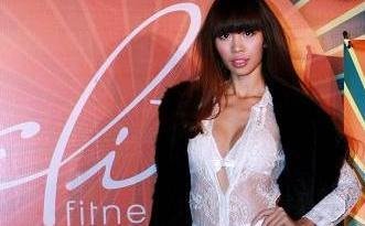 Hà Anh khoe áo siêu mỏng đêm tiệc Carnaval