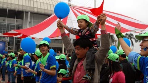 Bố  mẹ rưng rưng khi con 7 tuổi biết nhai cơm