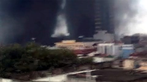 Clip: Cháy tháp đôi điện lực ở Hà Nội