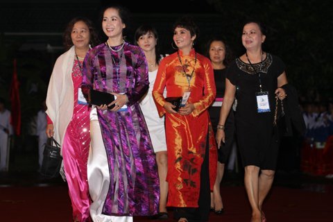 Nghệ sĩ đội mưa dự thảm đỏ LHP Việt Nam