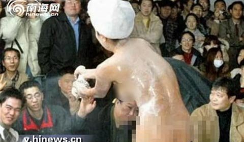 Khỏa thân quảng cáo sữa tắm