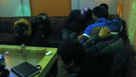 ‘Ổ lắc’ bị phá, dân chơi chống lại cảnh sát