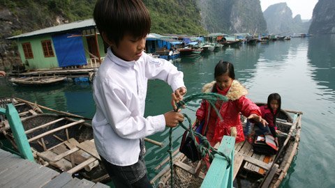 Trường học nổi giữa kỳ quan thế giới