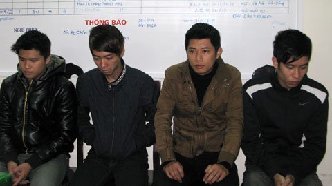 Phá đường dây dùng thẻ tín dụng giả mua vé máy bay