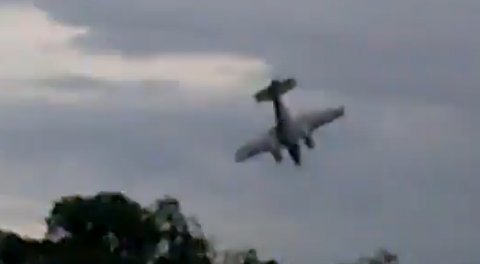 Máy bay đột ngột đâm xuống thành phố