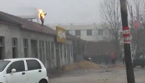 Người đàn ông tự thiêu cháy đùng đùng