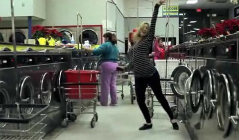 Màn nhảy bốc lửa của cô gái trong tiệm giặt