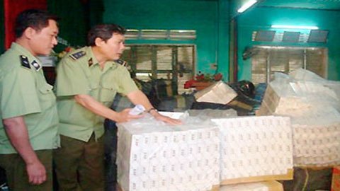 Hà Nội bắt hàng chục tấn bánh kẹo lậu