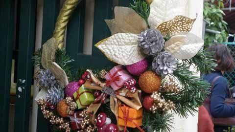 Sắm đồ Noel ở chợ Tây