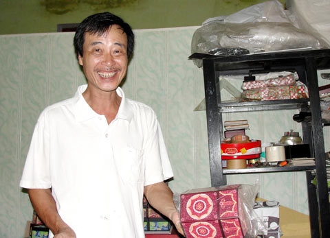 Gã “điên” vẽ phố cổ từ sợi giấy