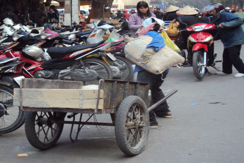 Tủi phận một bà sống giữa chục ông