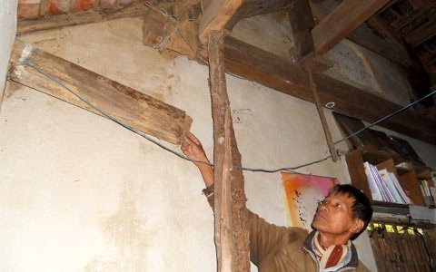 Nuôi 4 con học đại học trong căn nhà nát