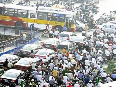 Cấm xe máy, đổi giờ làm có giải được nạn tắc đường?