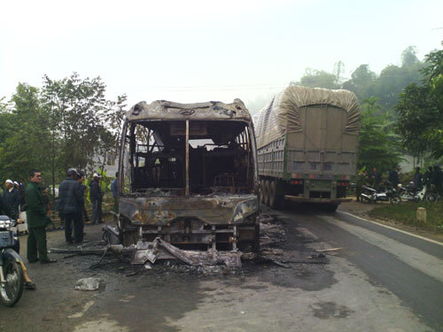 Xe khách bốc cháy, 38 người thoát chết